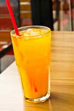 橙色汁冰玻璃的地方表格
