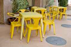 黄色的表椅子户外餐厅