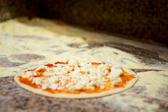 披萨一<strong>点点</strong>番茄酱汁切碎奶酪