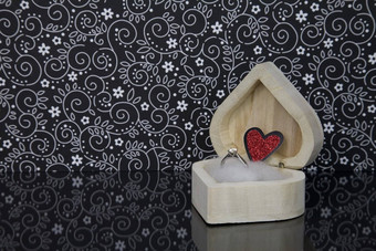 钻石订婚环心形状的木盒子