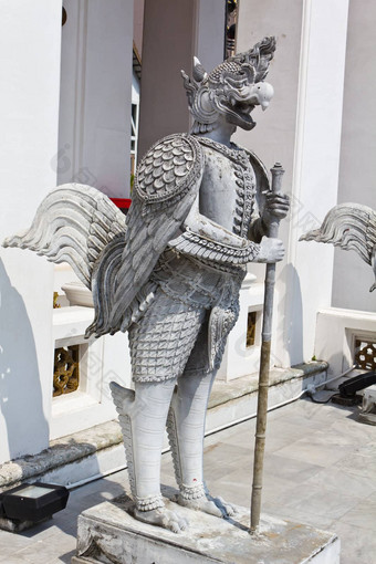 本地的<strong>泰国</strong>风格一半角一半鸟雕塑