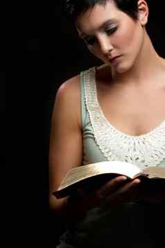 女人阅读圣经