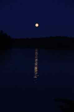 视图湖诺德马卡完整的月亮