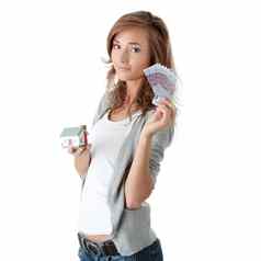年轻的女人持有欧元。账单房子模型