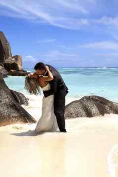 浪漫的新娘夫妇海滩