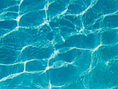 蓝色的游泳池水