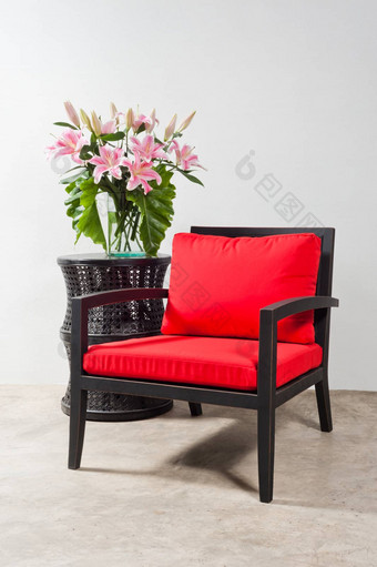 黑色的红色的椅子一边表格