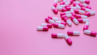 粉红色的白色抗生素胶囊药片传播粉红色的背景抗生素药物电阻抗菌药物聪明的处方药物制药行业药丸爱健康预算