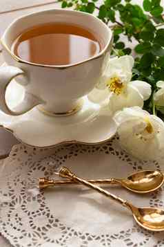 杯茶玫瑰白色木表格