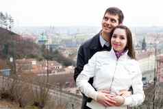 美丽的年轻的爱夫妇城市布拉格