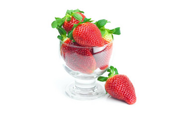 大多汁的红色的成熟的草莓玻璃碗孤立的一<strong>点点</strong>