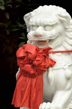 中国人传统的雕塑狮子红色的丝绸