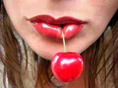 红色的樱桃红色的嘴唇