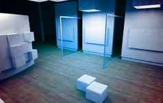 艺术画廊空白帧蓝色的光颜色