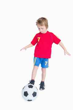 男孩玩足球