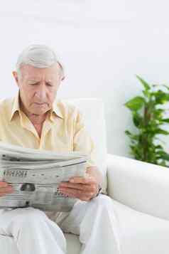 上了年纪的男人。阅读报纸
