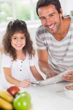 爸爸女儿阅读报纸早餐