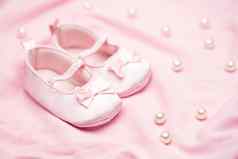 婴儿女孩粉红色的靴粉红色的毯子