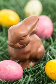 色彩鲜艳的复活节鸡蛋巧克力兔子