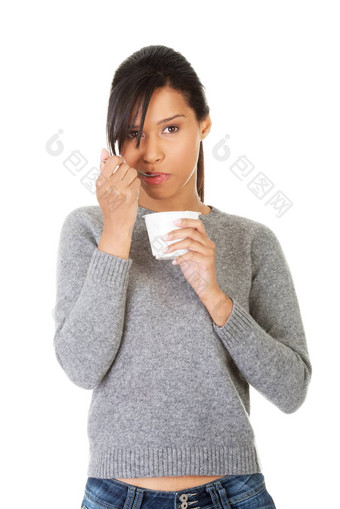 年轻的女人吃<strong>酸奶</strong>健康的早餐零食