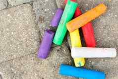 色彩斑斓的用粉笔写摊铺机街道