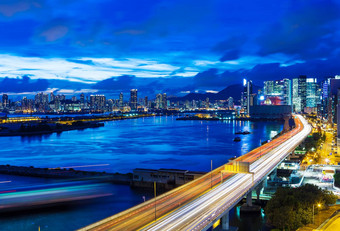 在<strong>香港香港</strong>城市高速公路晚上