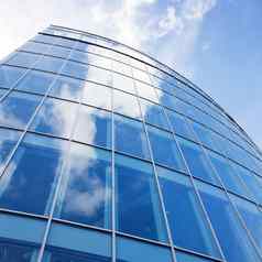 弯曲的外观现代玻璃蓝色的办公室云