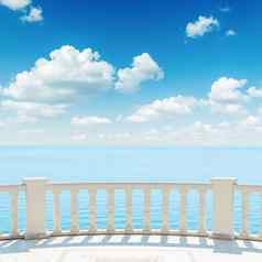 视图海阳台多云的天空
