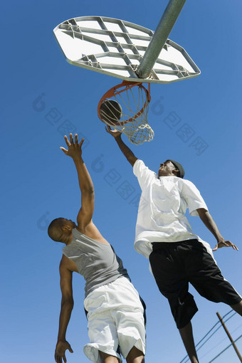 低角视图球员守卫芽<strong>篮球</strong>清晰的蓝色的天空