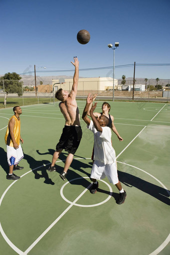 多民族的集团玩篮子球法院
