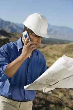 建设工头需要戴安全帽的移动电话蓝色的打印网站