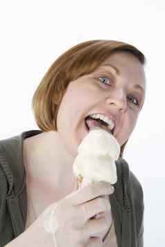肖像美丽的快乐女人舔冰淇淋孤立的白色背景