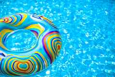 充气色彩斑斓的橡胶环浮动蓝色的游泳池