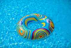 色彩斑斓的池浮动蓝色的游泳盆地