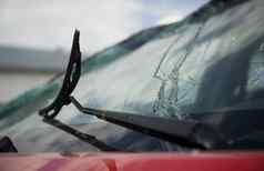 破碎的挡风玻璃刮水器破碎的车窗口