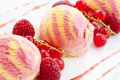 独家新闻树莓冰奶油新鲜的水果