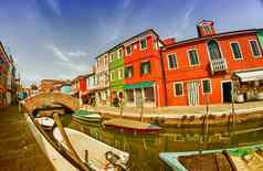 burano意大利4月游客享受色彩鲜艳的城市中方通过