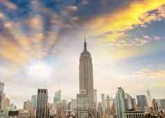 令人惊异的视图曼哈顿天际线城市摩天大楼多云的