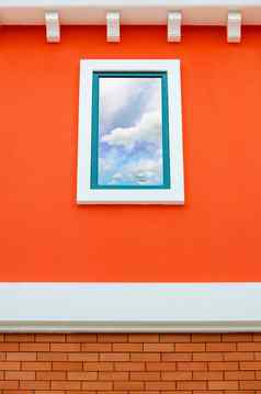 天空反射窗口玻璃橙色墙