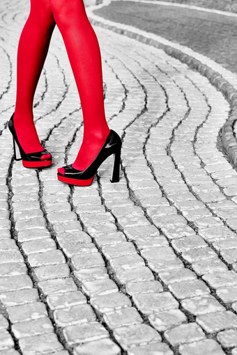 时尚城市女人的腿高跟鞋黑色的白色红色的