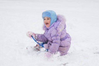 快乐女孩滑冰冷的山幸福的看孩子们