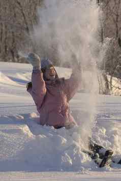 女孩扔雪