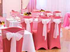 婚礼椅子粉红色的颜色