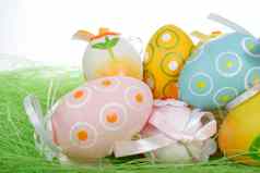画色彩斑斓的复活节鸡蛋
