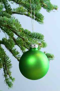 绿色点缀挂圣诞节树