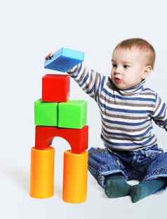 男孩构建房子玩具块