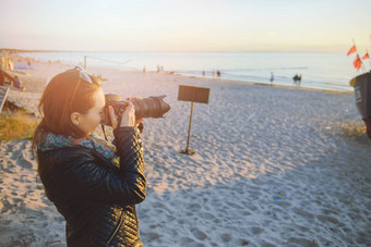 专业女人摄影师海滩