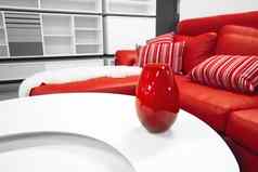 红色的花瓶表格时尚的生活房间