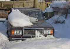 白雪覆盖的车停车很多城市场景暴风雪