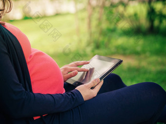 怀孕了女人平板电脑电子阅读器